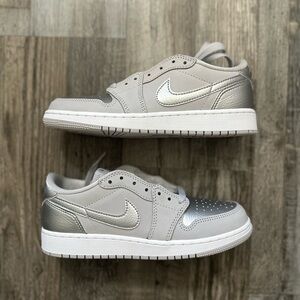 New Nike Air Jordan 1 Low OG Metallic Silver GS Size 5.5Y-Brand New